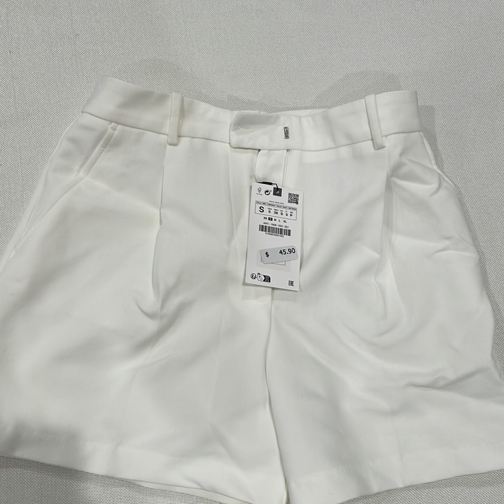 Zara women’s white textured shorts.  Brand New Tags attached